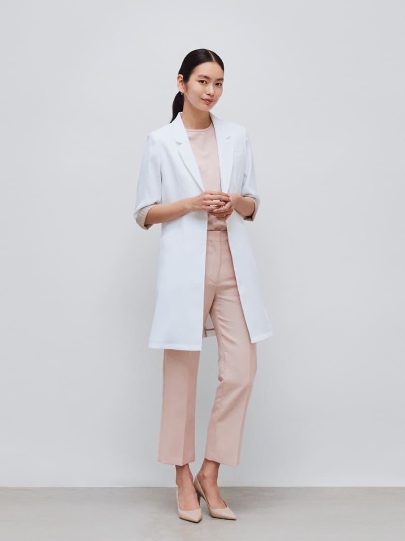 軽やかな素材のライト白衣と合うピンクでインナーをまとめたのコーディネート(レディース)