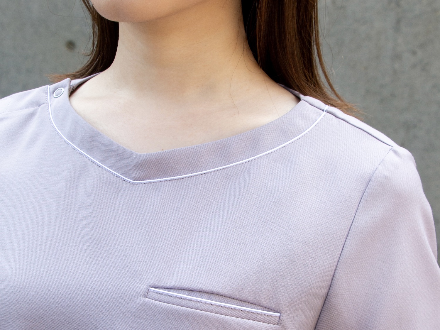 パープル・紫系のレディーススクラブ。医療現場で映えるおすすめ商品