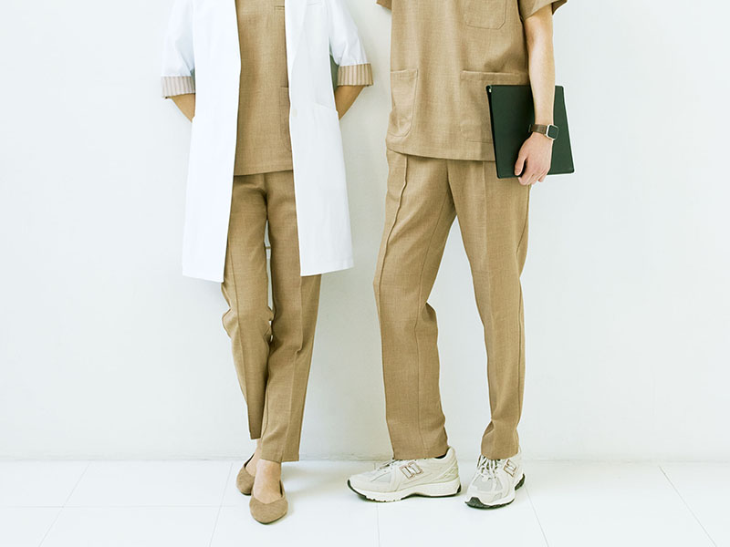 好印象なスクラブパンツとは?医療従事者におすすめのメンズ&レディーススクラブズボンを紹介