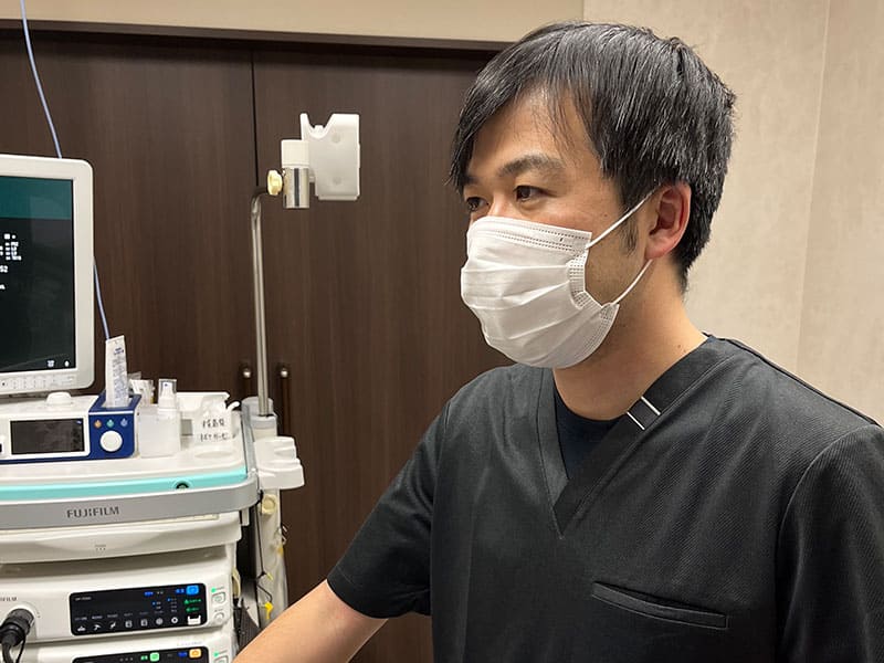 高級感のあるデザインと軽い着心地のメンズスクラブDECOを消化器内科の医師が試着してみました【着用レビュー】