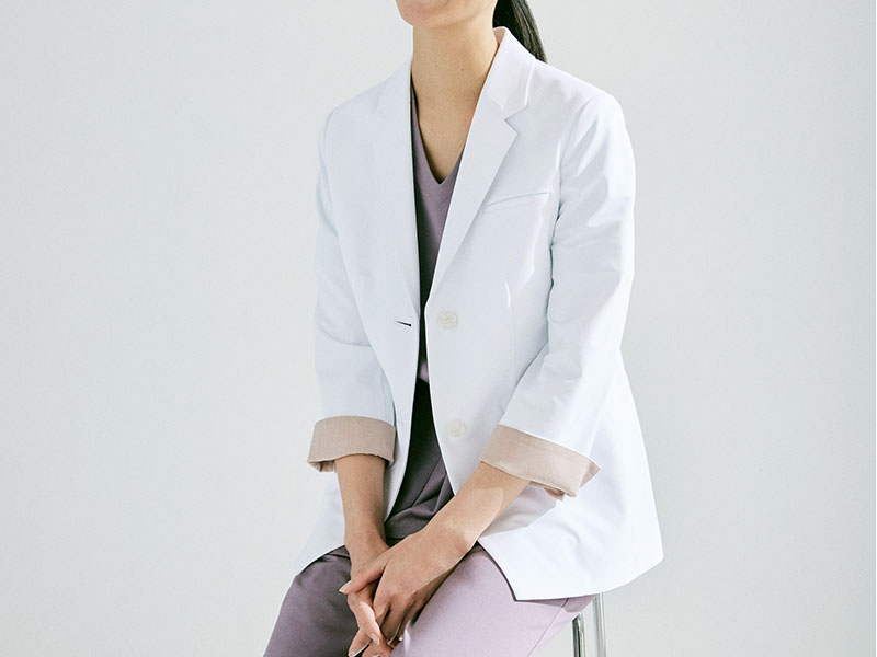 【女性医師】ジャケット白衣を着ておしゃれな印象に!おすすめレディース商品3選