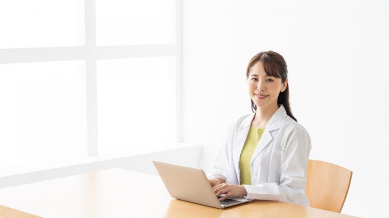 デジタルカタログで人気の白衣&ナース服を効率よくチェック!無料請求の流れ