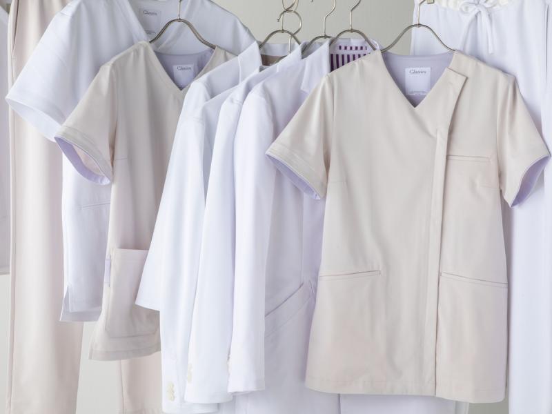 白のナース服特集 清潔感のあるホワイトのナースウェア選びのポイント