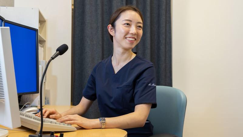 「毎日着るものだから、お気に入りを。」——循環器内科・M・M先生が語る、クラシコのデザインを選び続ける理由