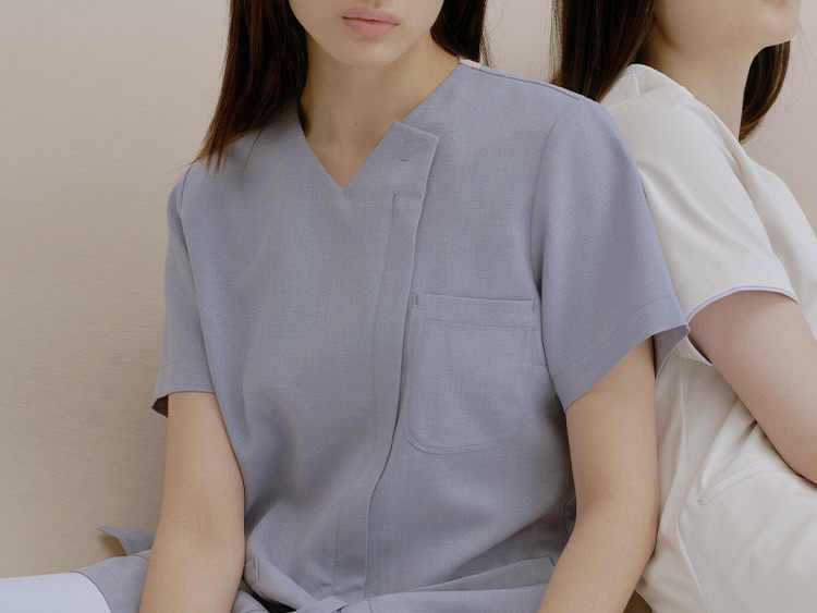 紺や紫のスクラブの魅力とは?印象や効果、おすすめアイテムを紹介