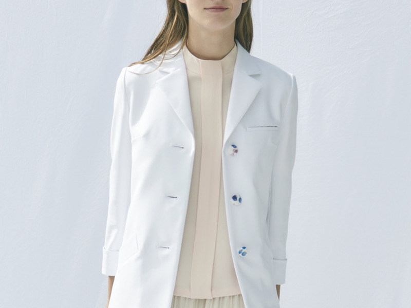 新人女性医師が心がけたい服装の選び方 女医さんの白衣・スクラブ選びのポイントは3つ