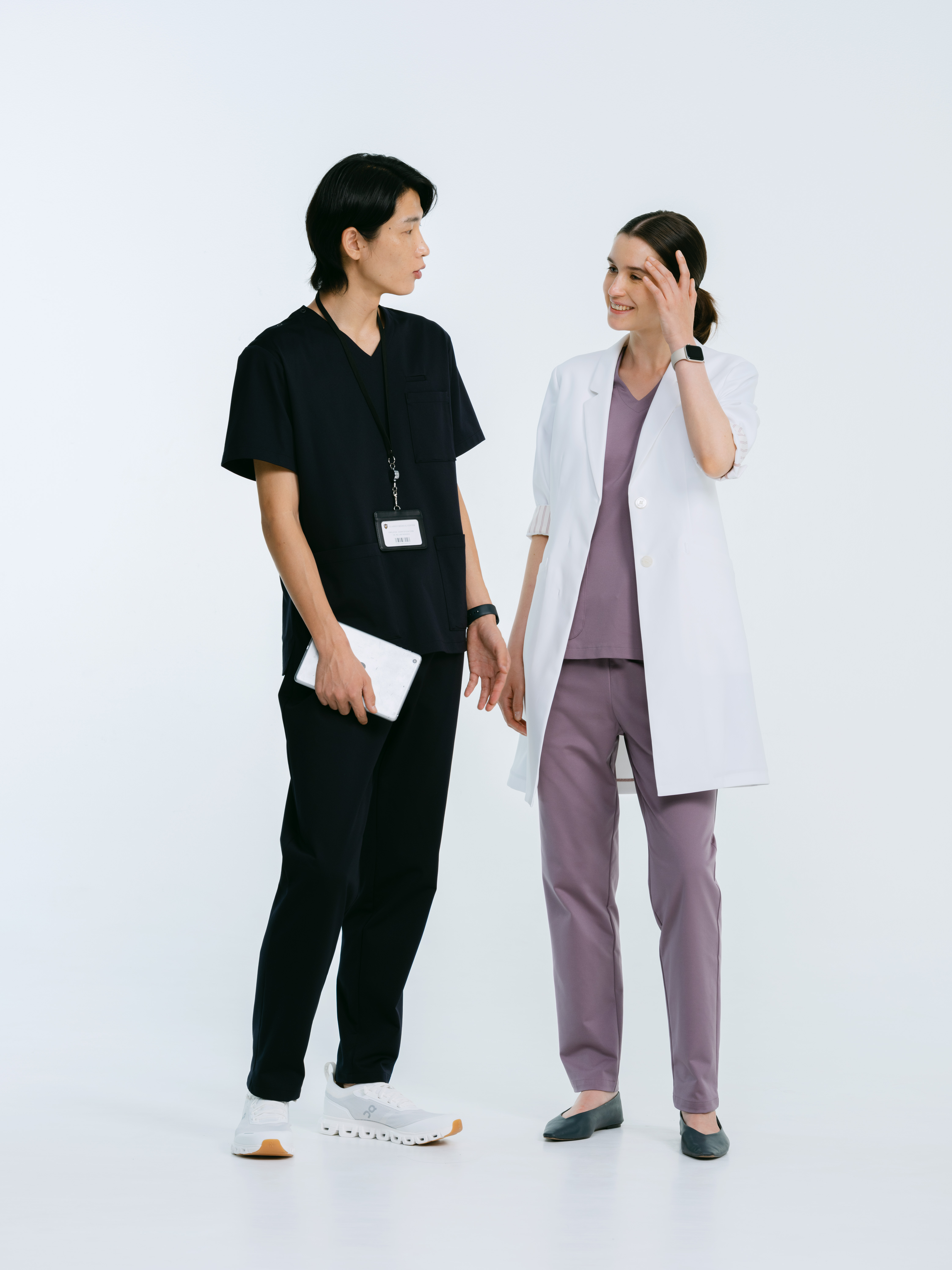人気の白衣やナース服をまとめてチェック!医療ウェアメーカーのカタログはどんな人におすすめ?