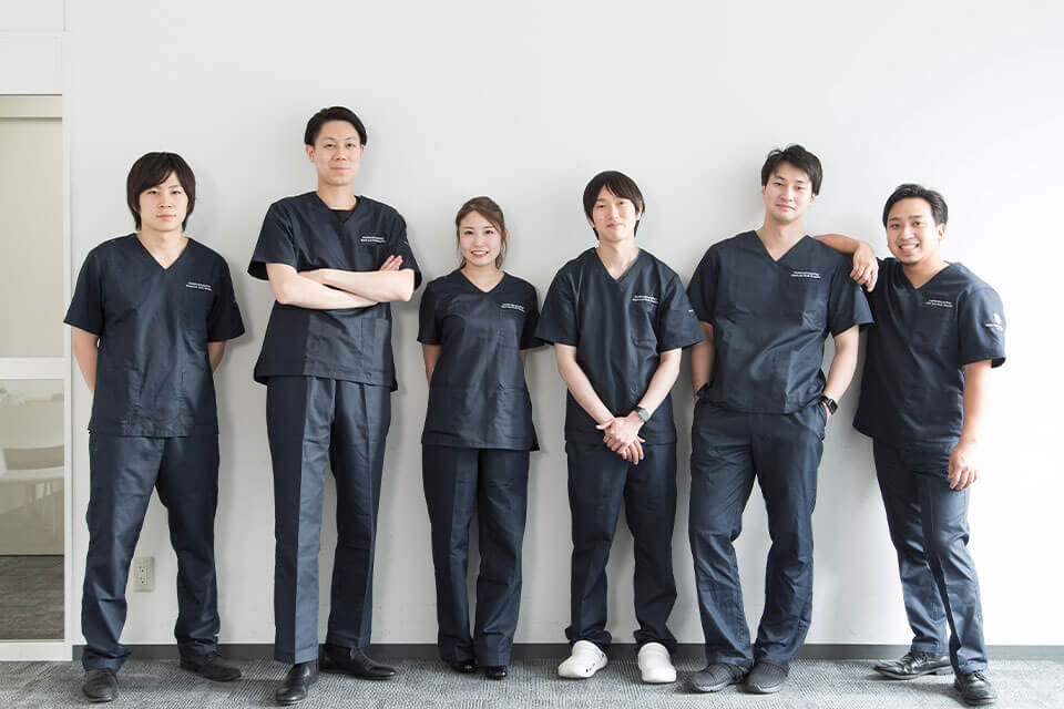 東京医科大学病院で導入されたネイビーのスクラブ