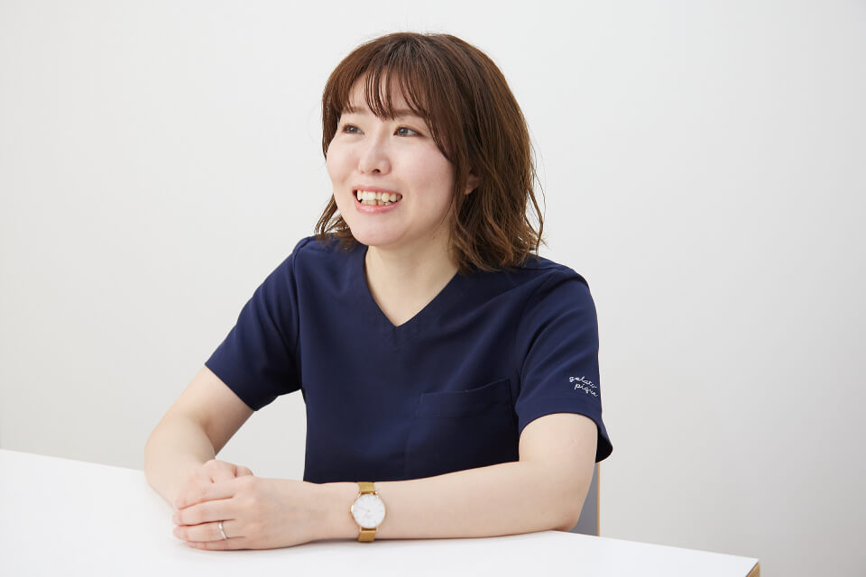 ジェラートピケ&クラシコのプルオーバースクラブ着用の看護師 小柳 亜理香さま