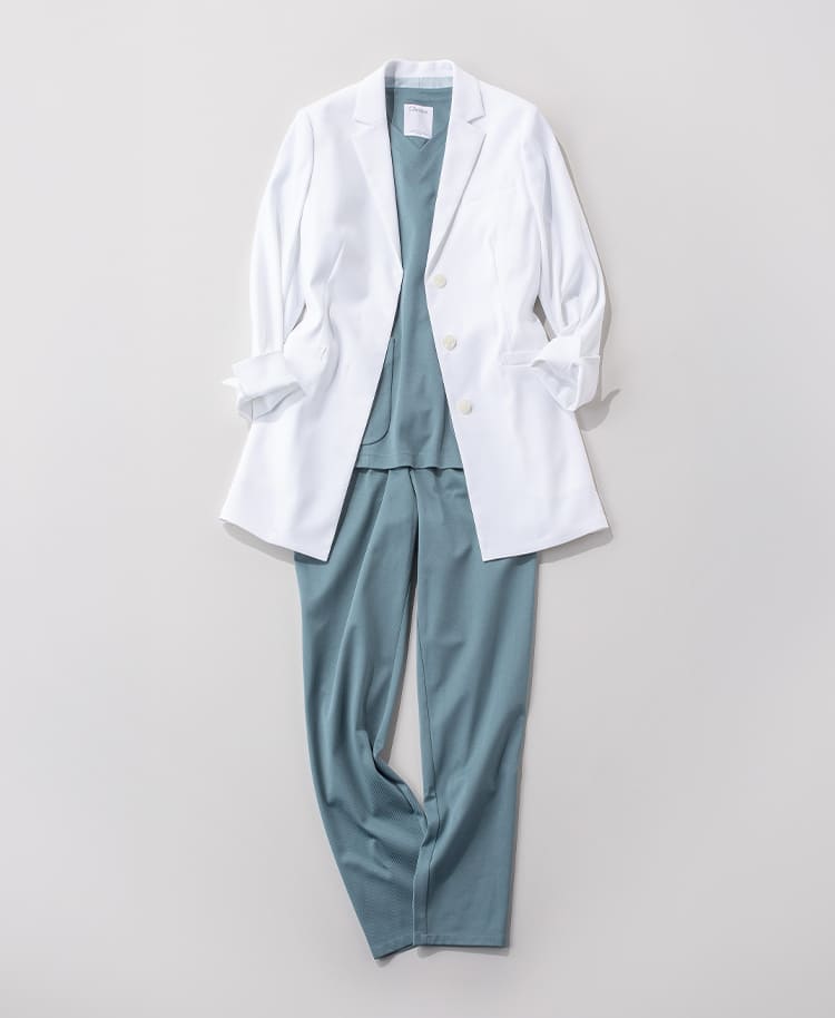 WOMEN STYLE 02:ライトブルー×ライトショートコート