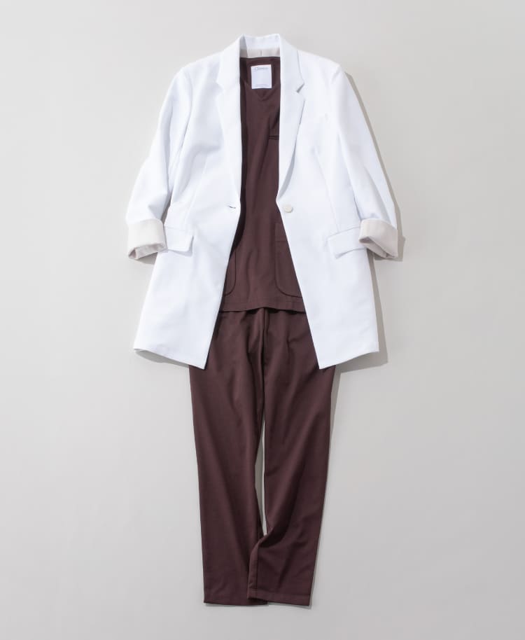 白に映える、深みのあるボルドー。