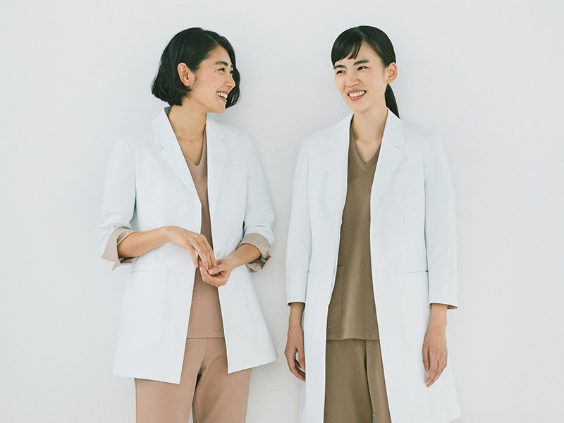 医療アパレルブランド・クラシコが販売している、女性医師におすすめのおしゃれな白衣
