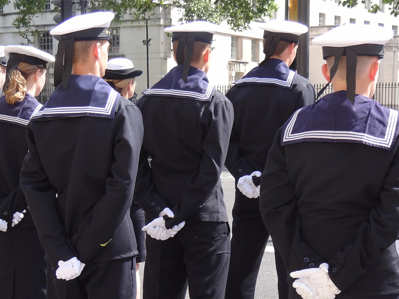 ネイビー(紺色)の名前の由来(海軍のセーラー服)のイメージ