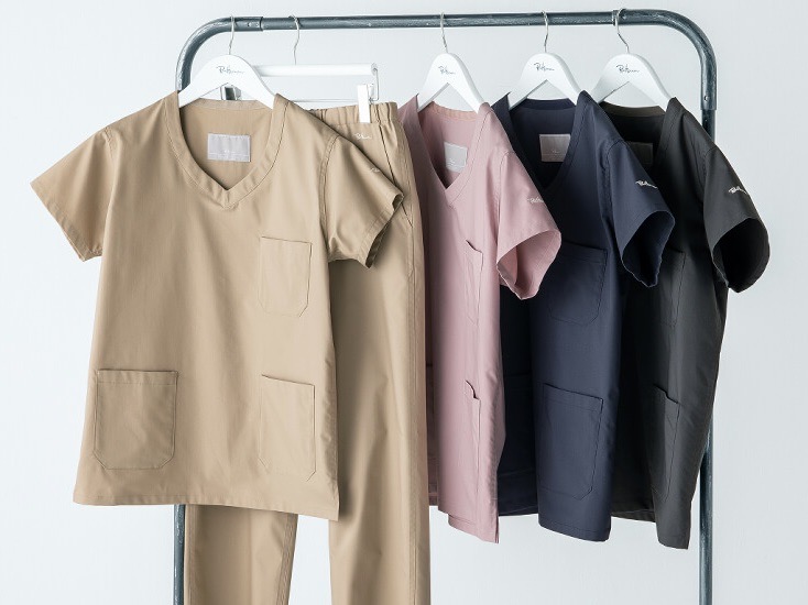 ファッションブランドロンハーマンのおしゃれな医療スクラブの着用イメージ