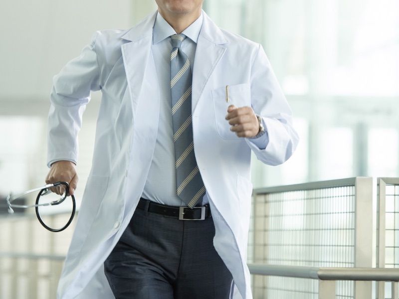 走る白衣を着た男性医師