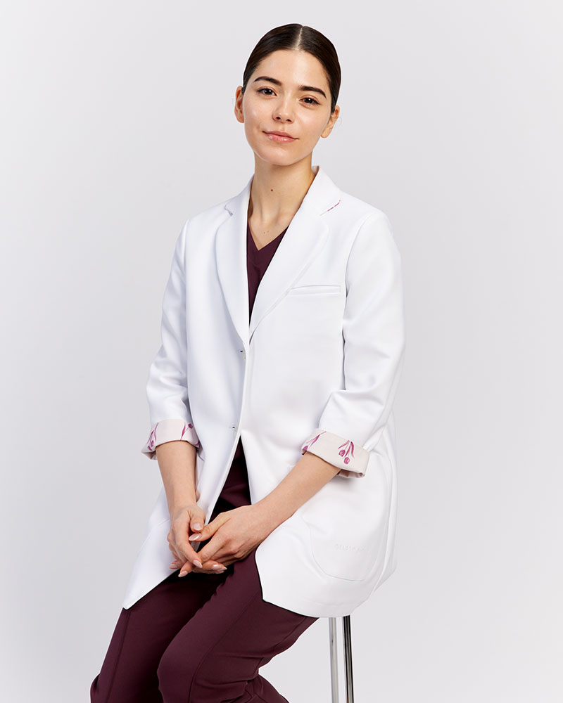 女性医師におすすめのコート型白衣の定番:ジェラート ピケ&クラシコ 白衣:アーバンショートコート
