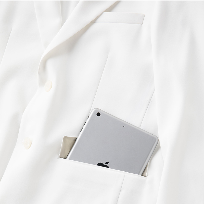 軽い素材だけどしなやかで耐久性があるのでi padをポケットに入れても大丈夫な白衣