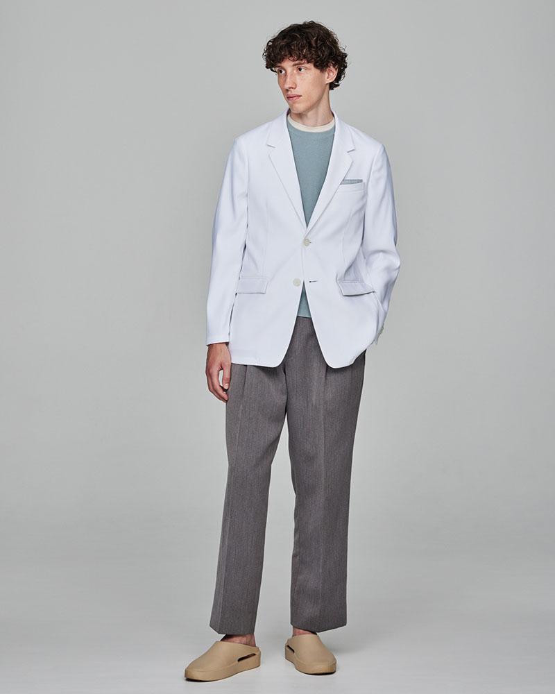 白衣メーカーのクラシコが開発した軽い素材のメンズ白衣:ライトジャケット