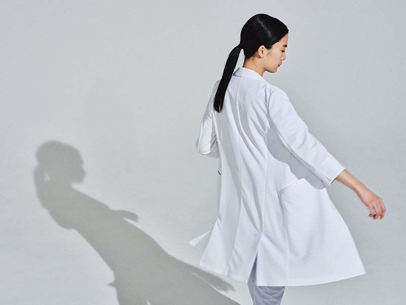 研修医の服装におすすめのドクターコート:機能的な白衣
