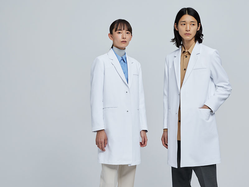 研修医の服装におすすめのシンプルなドクターコート:スマートデバイスコート(男女兼用白衣)