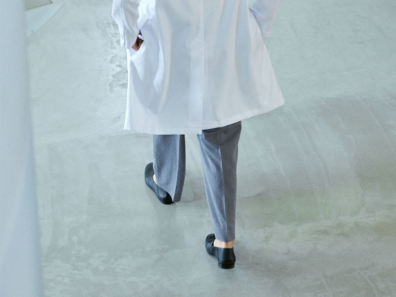 実験用白衣に最適な着丈の長い白衣
