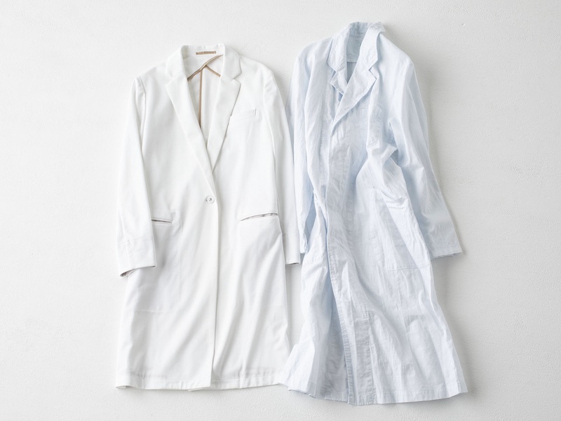 新人の女性医師が好感をもたれるドクターコートの選び方のポイント:ノンアイロン・形状記憶素材の白衣や医療スクラブならイージーケアで清潔感を保てるためおすすめです
