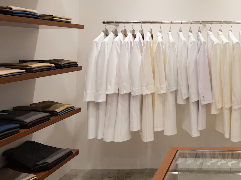 Classico ROPPONGI(六本木)の店舗写真/スクラブ商品棚・白衣ハンガー棚