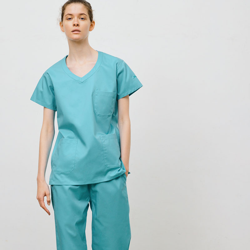 女性用の青いスクラブをかっこよく着こなす看護師のイメージ