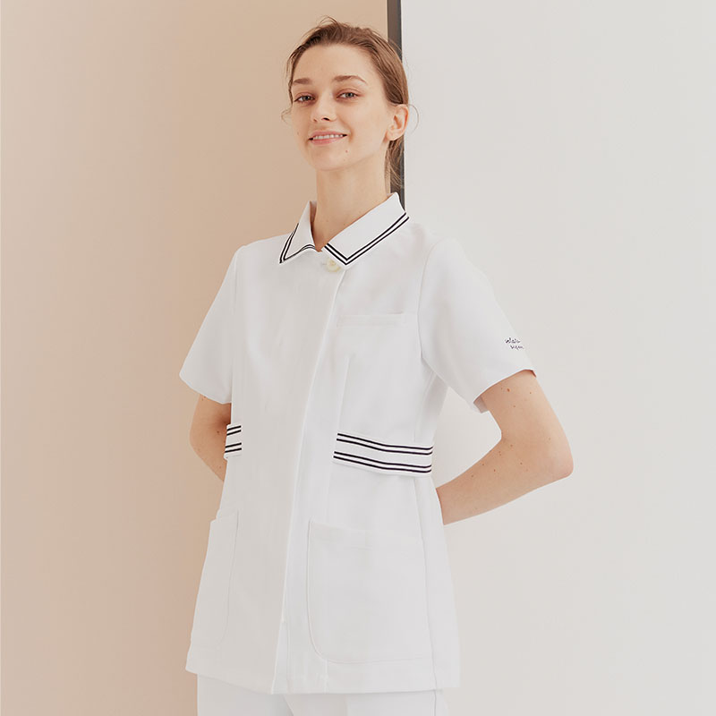 看護師におすすめの襟にラインが入ったナース服:ジェラート ピケ&クラシコ 白衣:ラインカラートップス(襟ライン入り)