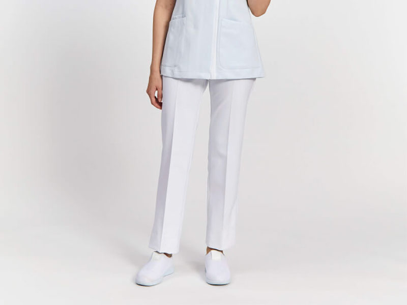 新人看護師におすすめのナース白衣:ジェラート ピケ&クラシコのナースストレートパンツ