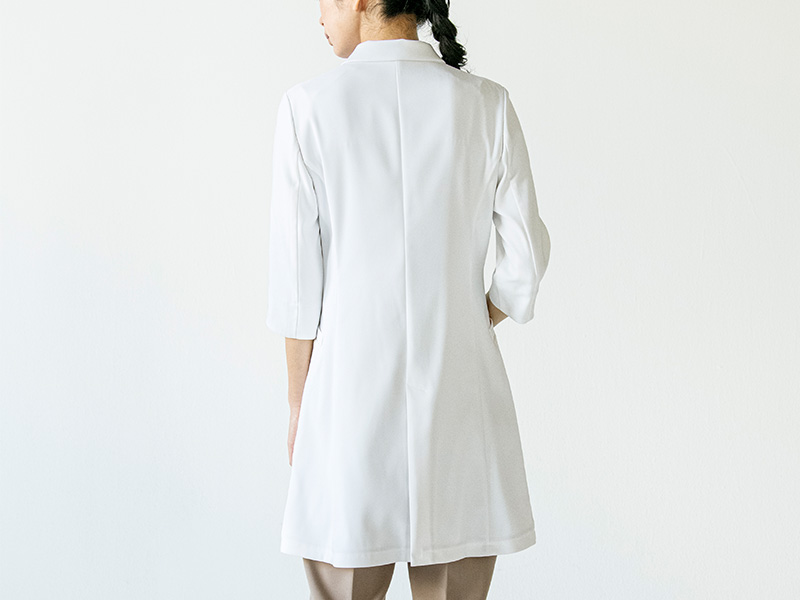 女性医師におすすめのかわいい白衣の選び方のポイント:ウエストが絞られたフレアシルエットの白衣