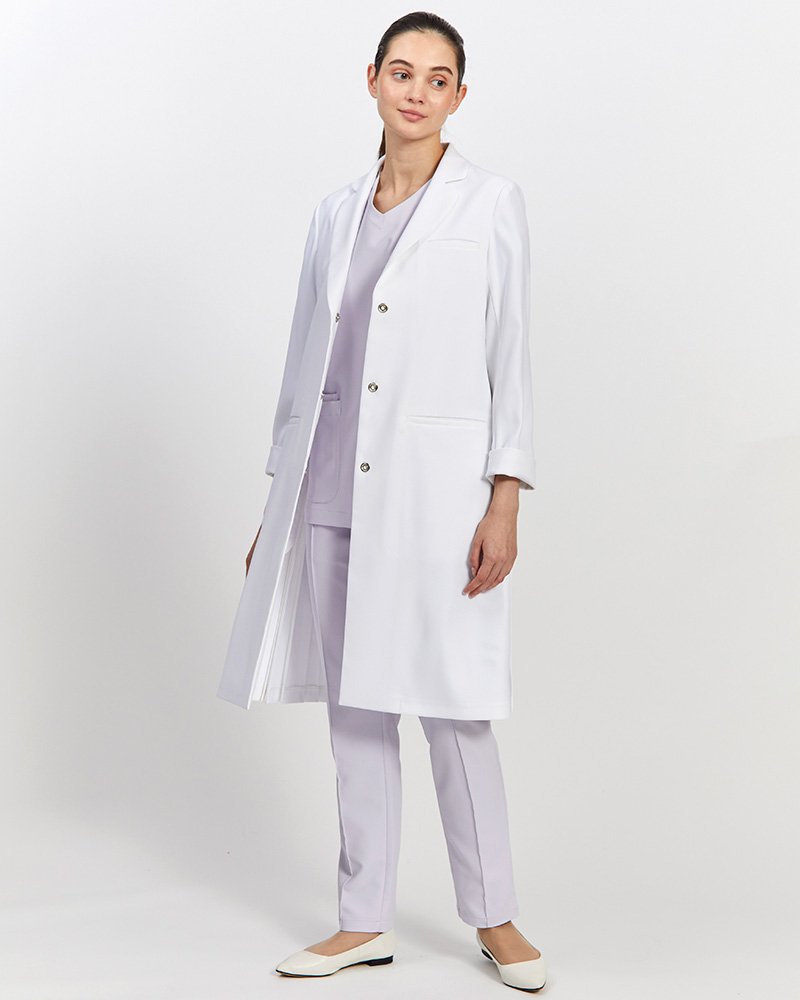 女性のドクターにおすすめのプリーツ入りで可愛らしい白衣:ジェラート ピケ&クラシコ 白衣:テーラードプリーツコート