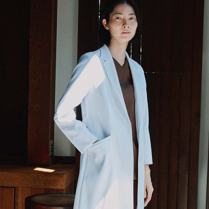 女性医師におすすめの全身の体型カバーしてくれる白衣:ドクターコート・オールドテキスタイルコレクション