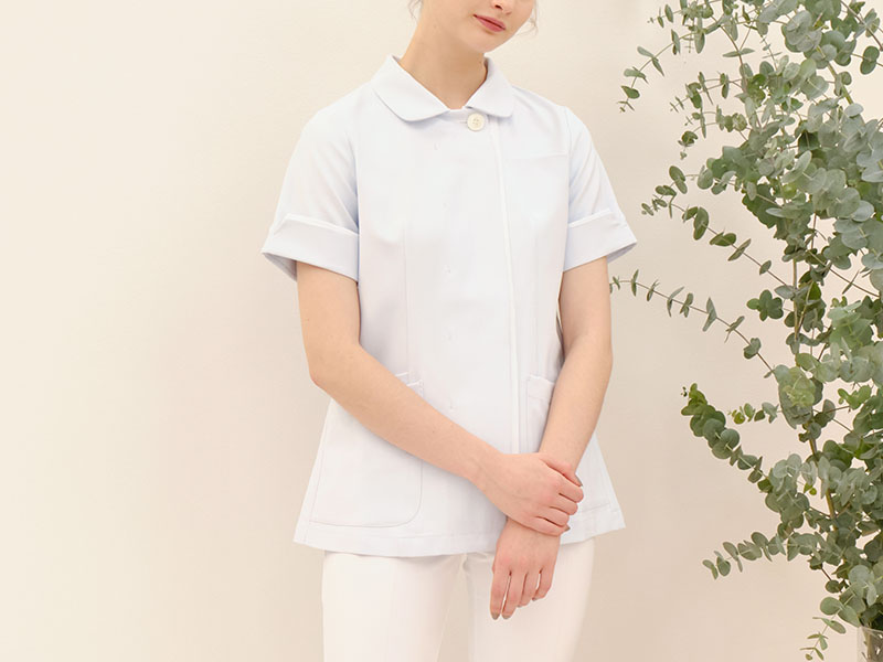 おしゃれな服装でモチベーションが上がる受付のユニフォーム