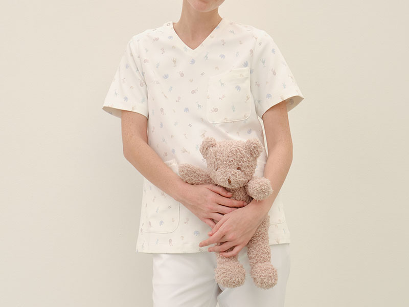 医療の受付の服装におすすめ:かわいいプリントスクラブ