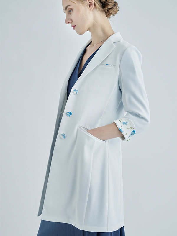 心理カウンセラーにおすすめのおしゃれな服装:レディース白衣:Plantica・テーラードコート