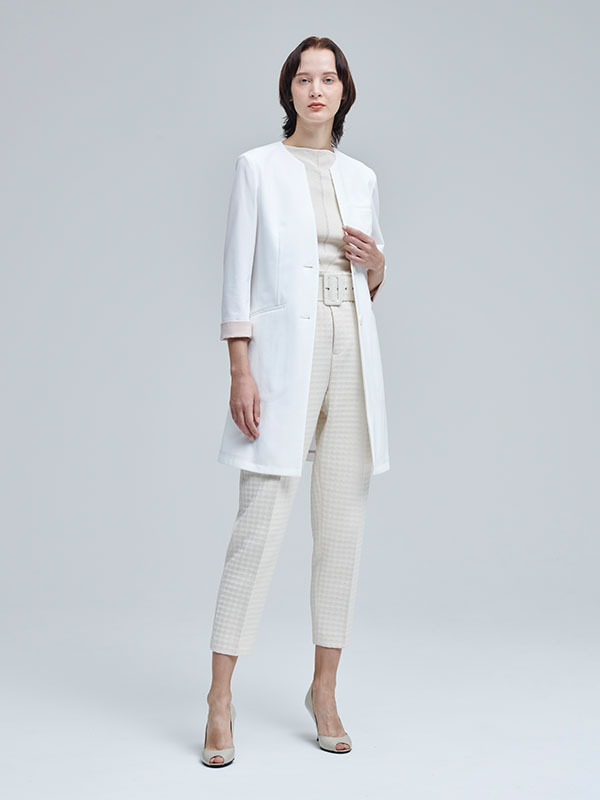 心理カウンセラーにおすすめのおしゃれな服装:レディース白衣:キーカラージャージーコート・LUXE