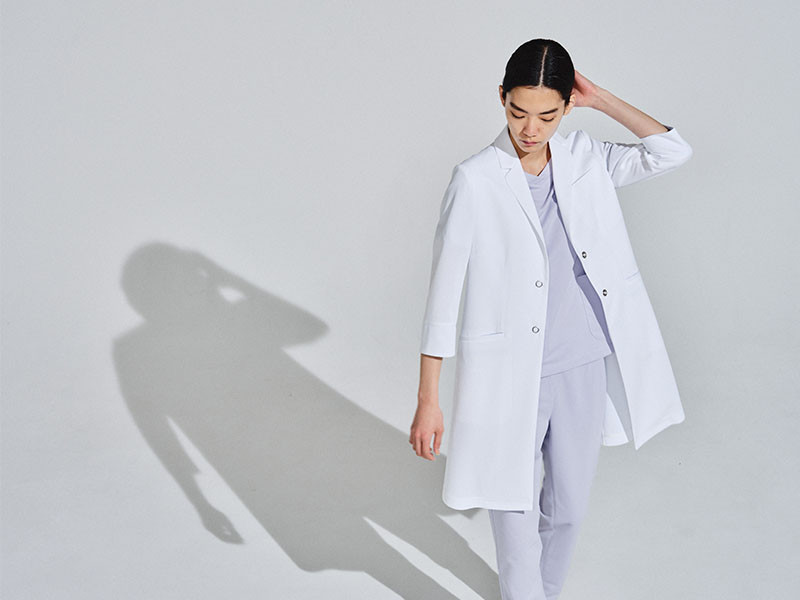 女性医師におすすめ:適度に抜け感、リラックス感のあるサイズの白衣とスクラブ