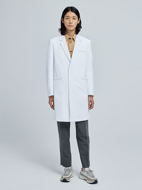ポケット機能が充実したハーフ丈の男女兼用(ユニセックス)白衣:スマートデバイスコート