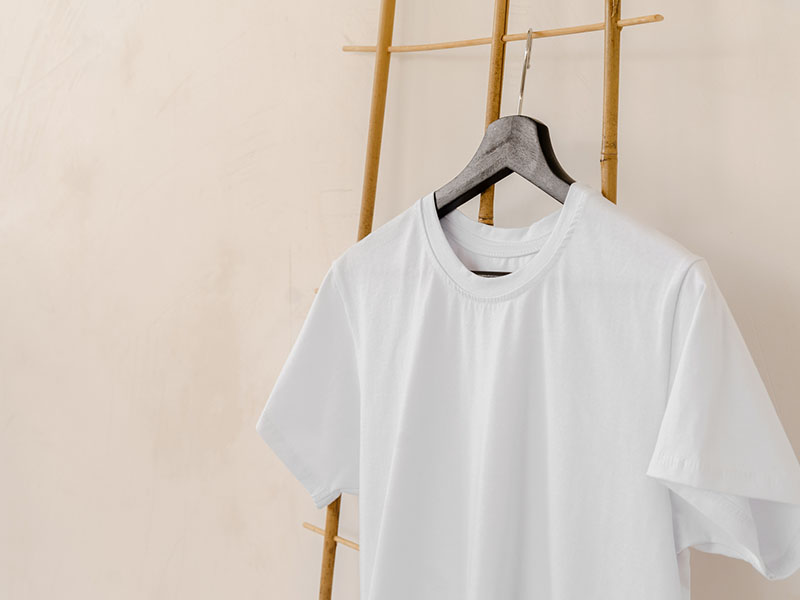 白衣の下の服装におすすめ:Tシャツ