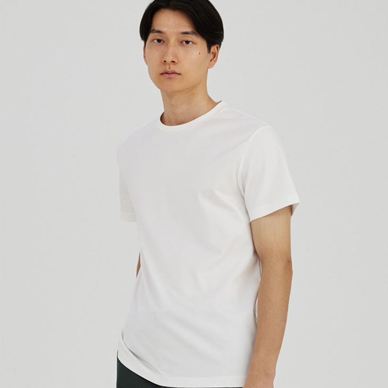 白衣の下の服装におすすめ:Tシャツ