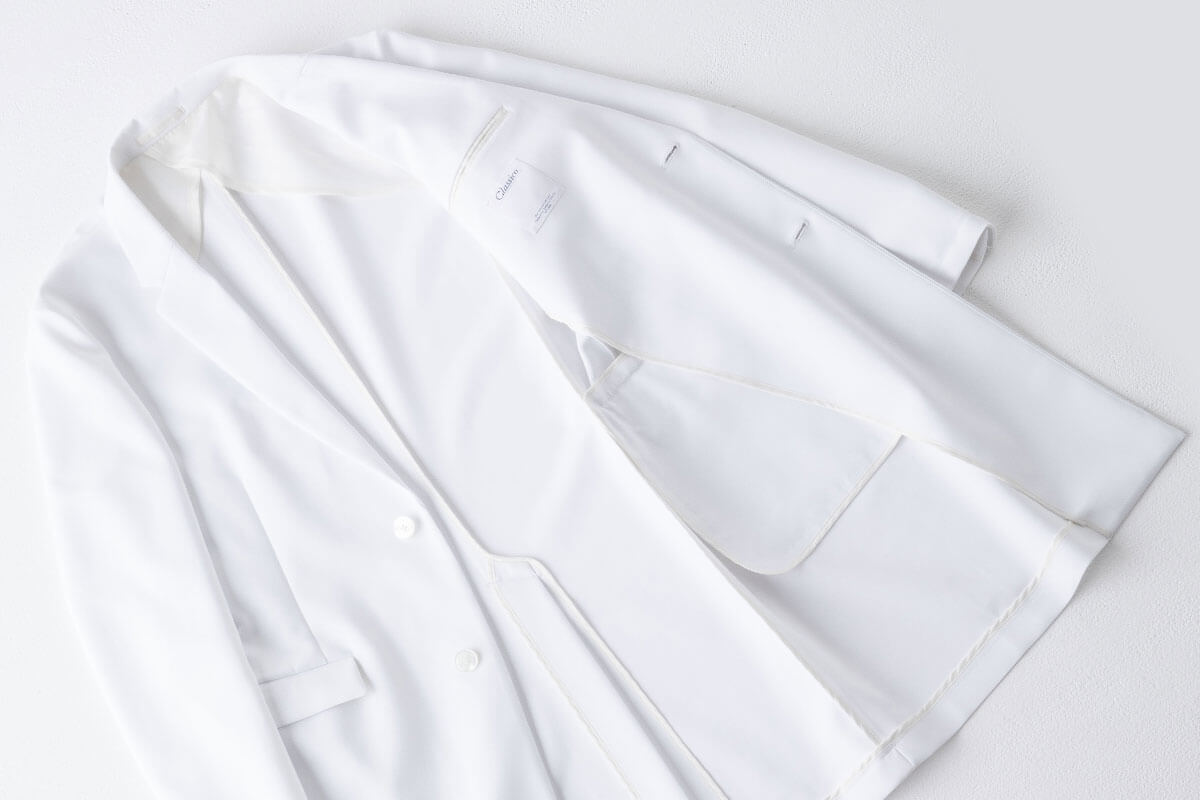 医療従事者の定番ユニフォームの長袖白衣