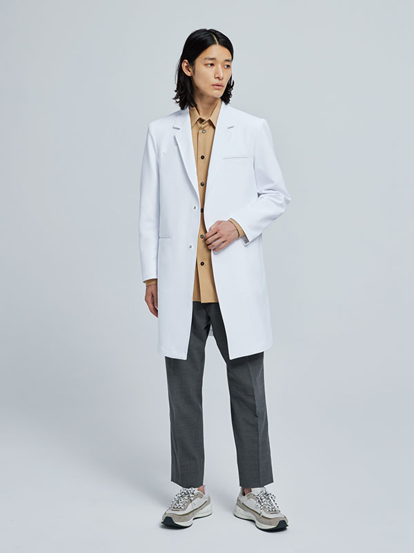 身長が高い男性医師におすすめのユニセックス白衣:スマートデバイスコート(男女兼用白衣)