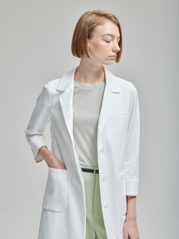 女性の歯科医師におすすめのおしゃれな白衣:フラットカラージャージーコート・LUXE