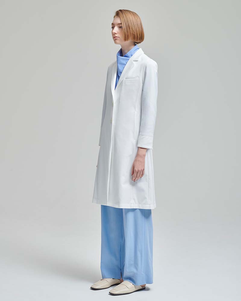 ボタンを閉めてシンプルに着こなしたい、研修医におすすめのレディース白衣:フラットカラージャージーコート・LUXE