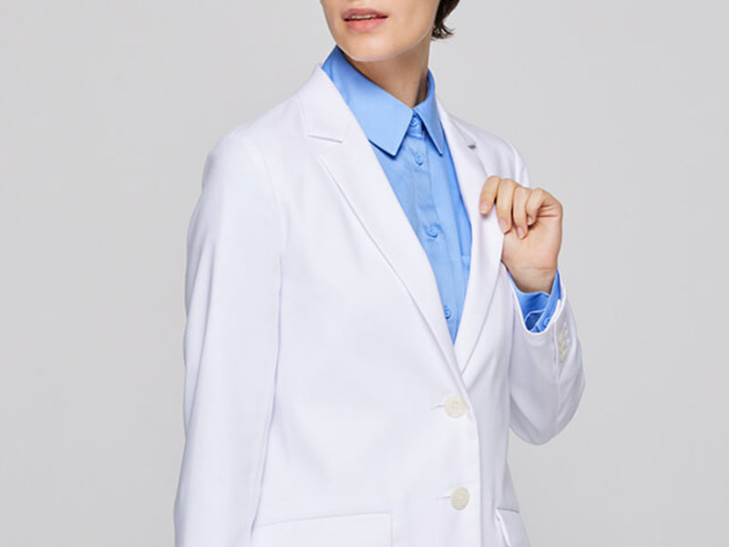 白衣のボタンを閉めて、カッコよく着こなしている研修医のイメージ