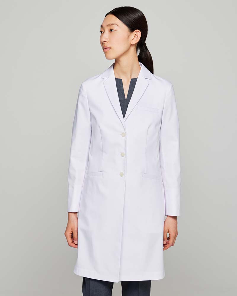 ボタンを閉めてかっこよく着こなしたい、研修医におすすめのレディース白衣:クラシコテーラー