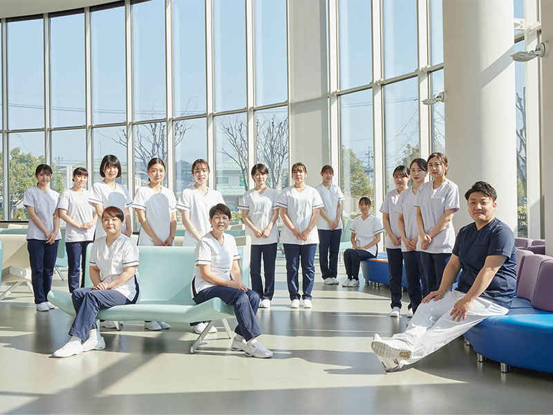 看護師に人気のブランドコラボナース白衣・スクラブ導入事例:津山第一病院