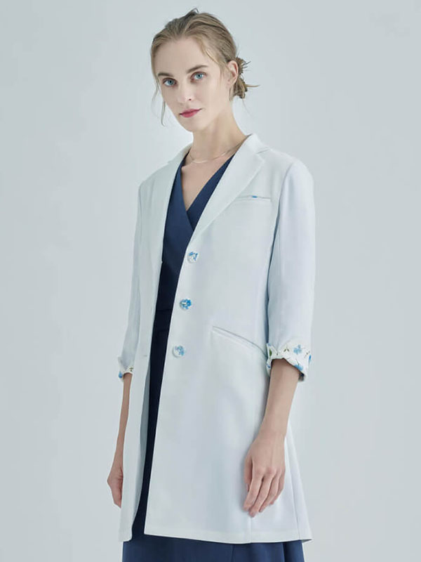 女性医師へのクリスマスギフトにおすすめのエレガントな白衣:Plantica・テーラードコート