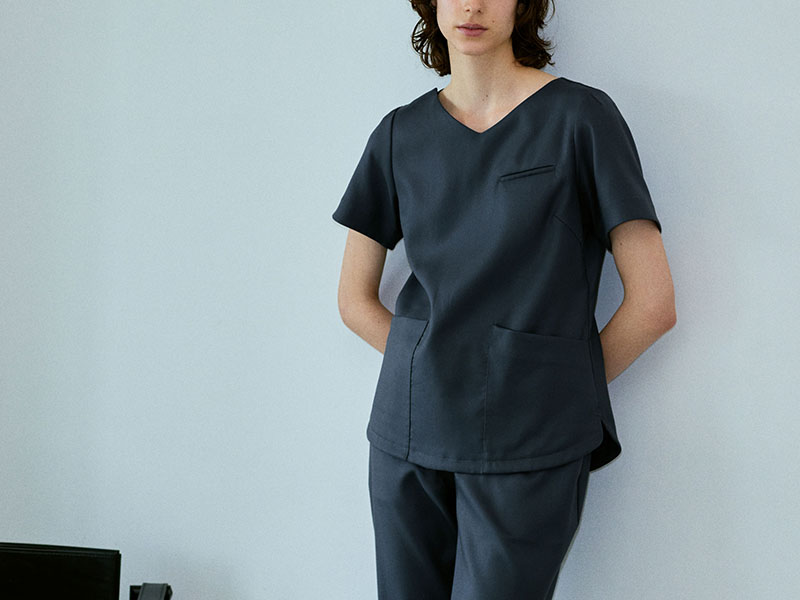 女性医師、看護師のかっこいいコーデにおすすめのスクラブの色:濃いブラウン・ネイビー・グレー